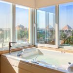 Panoramic Studio Suite, Hot Tub, Pyramids View