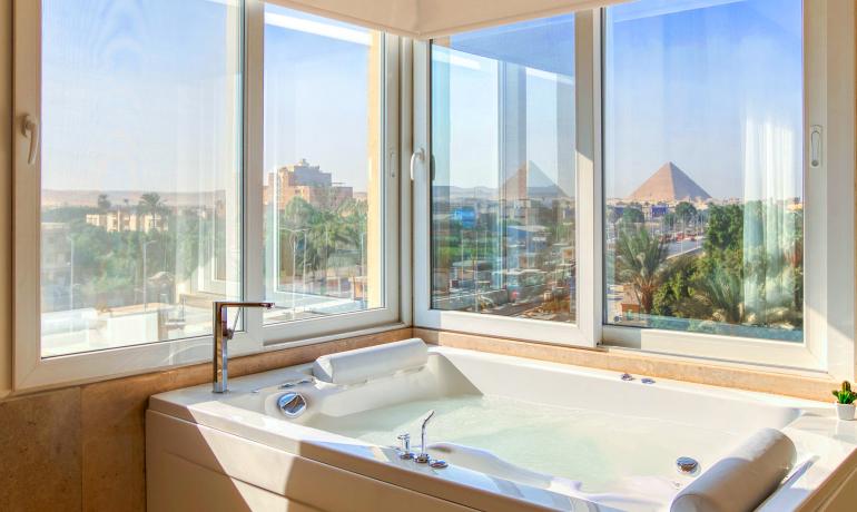 Panoramic Studio Suite, Hot Tub, Pyramids View