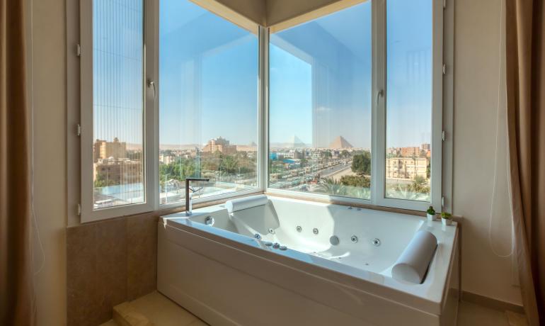 Royal Studio Suite, Hot Tub, Pyramids View