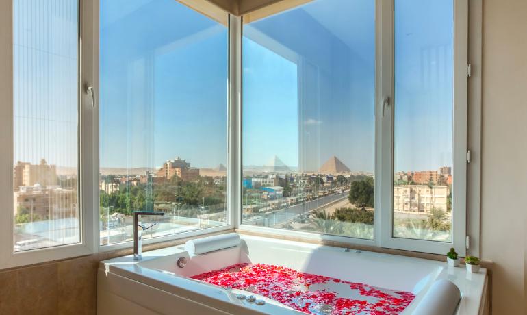 Royal Studio Suite, Hot Tub, Pyramids View